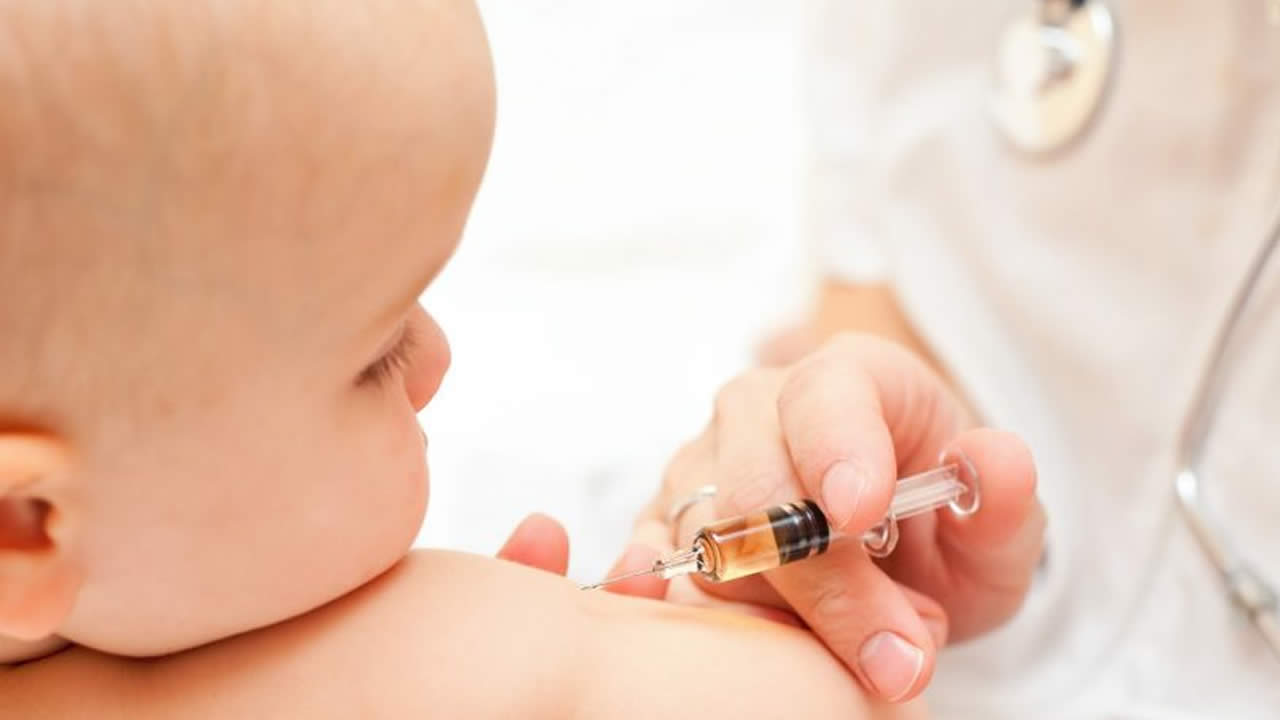 Vacciner massivement les bébés de moins de deux ans ?